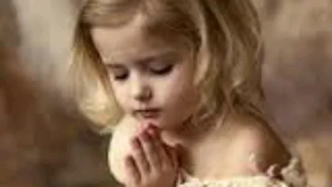 曼联离队球员安东尼铲球遭红牌，引发球迷对裁判公正性的热议